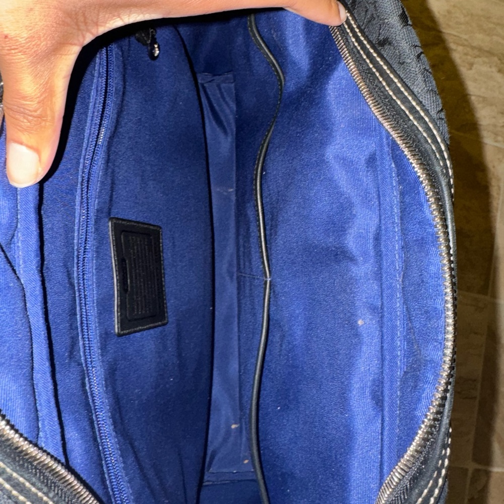 Selling coach black Hudson computer laptop. It’s in great condition. Barley used